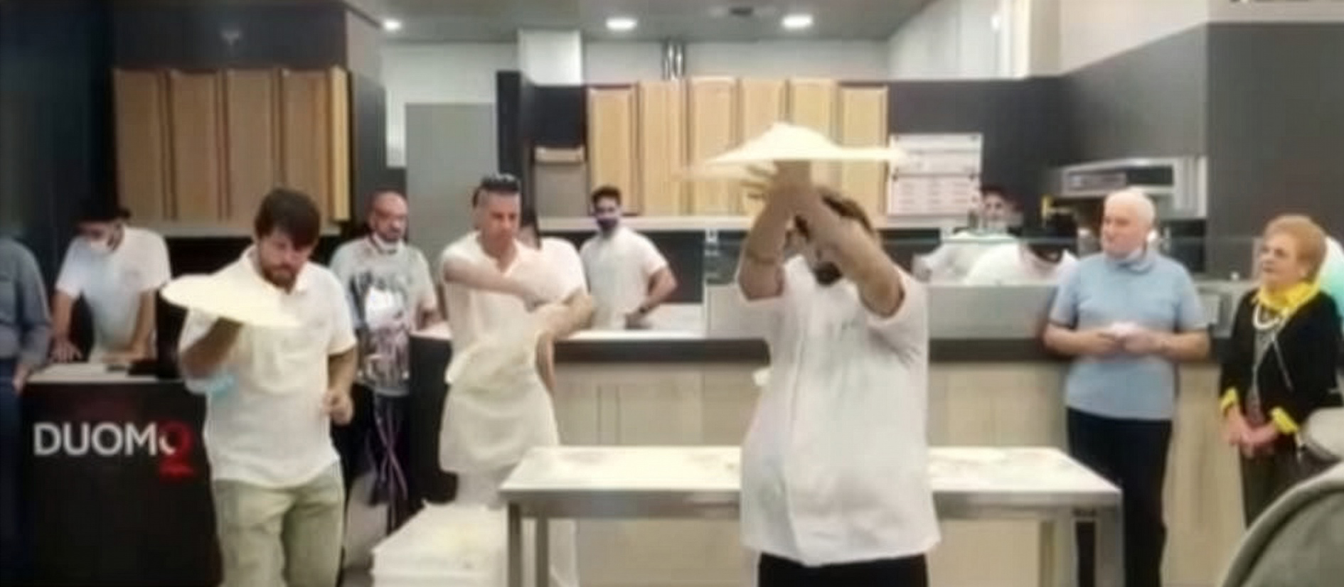 Pizzaiolo lancia l'impasto